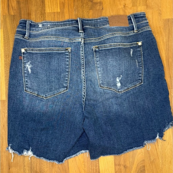 Judy Blue 1XL Distressed Jean Shorts – Raw Hem, Stretchy & Flattering! - Picture 2 of 6